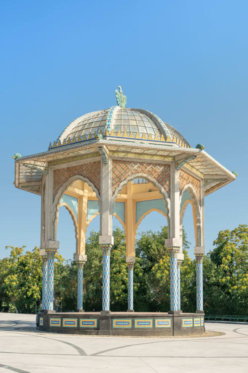 Padiglione dalla cupola ornata con ceramiche blu e oro a Caltagirone, Sicilia presso I colori della Sicilia