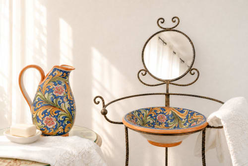 Brocca in ceramica siciliana e elegante set da bagno presso la struttura I colori della Sicilia a Caltagirone