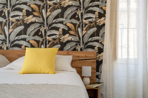 Camera da letto presso I colori della Sicilia B&B a Caltagirone con carta da parati botanica, testata in legno, biancheria bianca e giallo