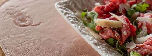 Tagliere gourmet con salumi, formaggi e verdure fresche presso Agriturismo Cerqueti, Morre, Italia
