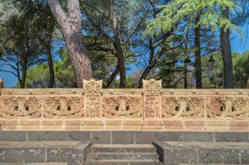 Fregio in terracotta ornamentale con motivi floreali a I colori della Sicilia a Caltagirone, con pini sullo sfondo