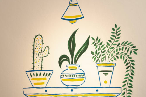 Piante in vaso illustrate con succulente e felci su uno scaffale, con una lampada sospesa sopra, che rappresenta l'arredamento della casa