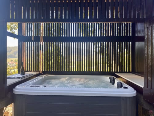 Outdoor jacuzzi in villa at Quinta Das Pirâmides with mountain views and slatted privacy screen