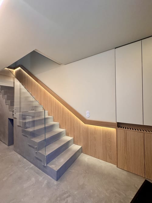 Modern staircase with wooden handrail and ambient lighting in Quinta Das Pirâmides villa, Vila Nova de Famalicão