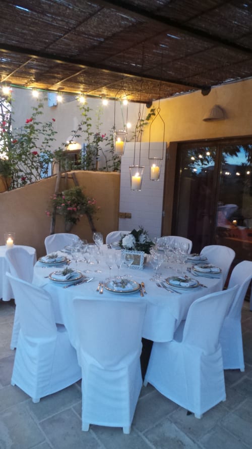 Élégante table ronde drapée de blanc à Clos Bb, illuminée aux chandelles à Saint-Cyr-sur-Mer