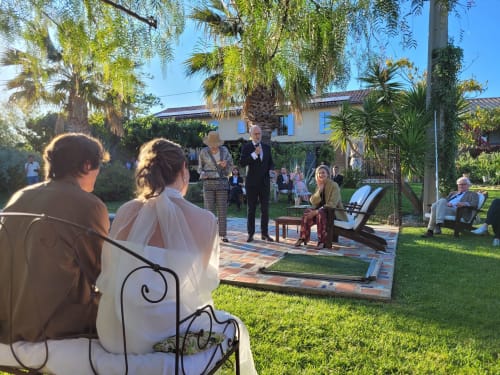 Cérémonie de mariage au Clos Bb à Saint-Cyr-sur-Mer avec les invités assis dans le jardin