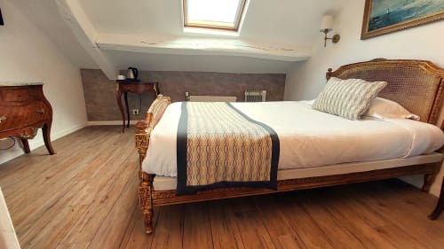 Chambre élégante à l'Hôtel Dandy Rouen avec lit en bois, puits de lumière et mobilier d'époque