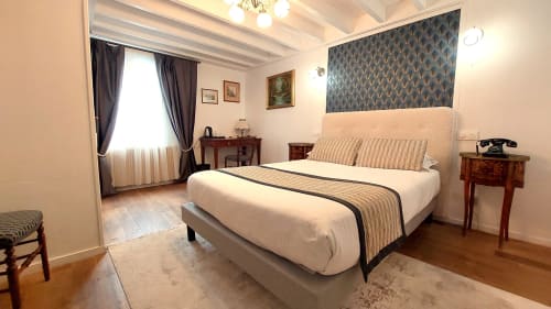 Chambre double standard à l'Hôtel Dandy à Rouen avec lit queen-size, vue sur la ville et équipements modernes