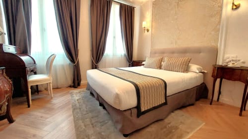 Chambre double élégante à l'Hôtel Dandy à Rouen avec vue sur la ville, lit queen-size, rideaux marron et décor classique