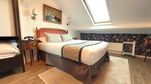 Spacieuse chambre mansardée à l'Hôtel Dandy Rouen : lit double, parquet, puits de lumière et vue sur la ville