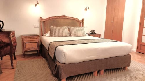 Chambre double supérieure à l'Hôtel Dandy à Rouen avec lit queen-size, mobilier en bois et vue sur la ville