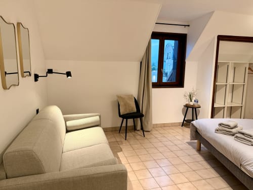 Chambre Famille Premium à l'Hôtel le tilleul à Corps avec lit, canapé et vue sur les montagnes