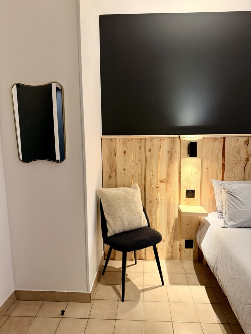 Chambre twin moderne à l'Hôtel le tilleul à Corps avec tête de lit en bois, fauteuil foncé et TV murale