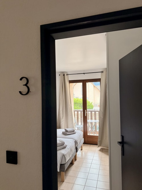 Chambre 3 à l'Hôtel le Tilleul à Corps, France - lits jumeaux avec vue sur les montagnes depuis le balcon