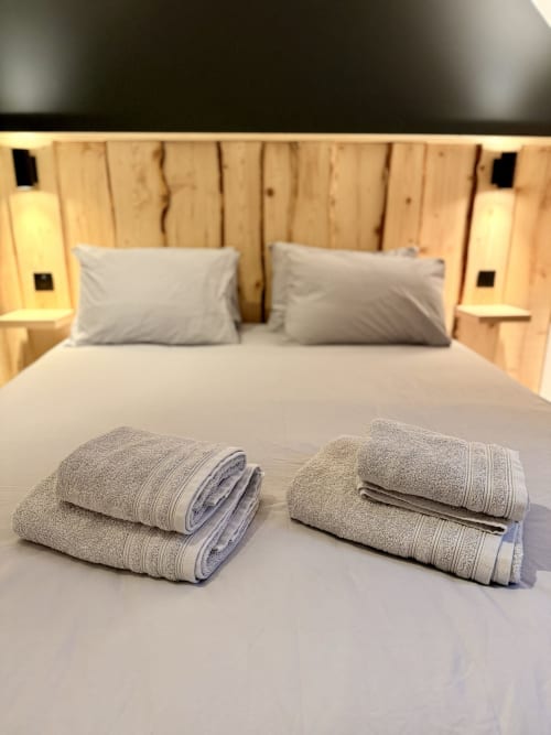 Serviettes pliées sur le lit à l'Hôtel le tilleul, Corps, France