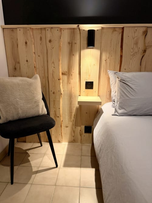 Chambre triple moderne à l'Hôtel le tilleul à Corps avec cloison bois, lit et design minimaliste