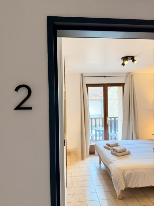 Chambre 2 de l'Hôtel le tilleul à Corps avec lit double et accès balcon vue montagne