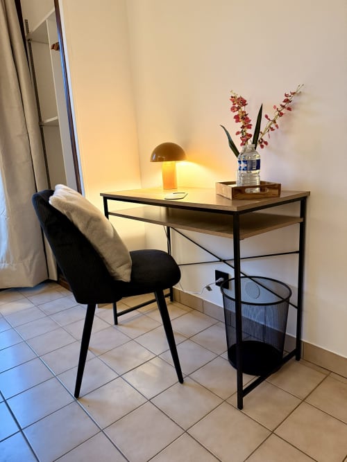 Espace de travail moderne à l'Hôtel le tilleul avec bureau, chaise, orchidées et éclairage chaleureux à Corps