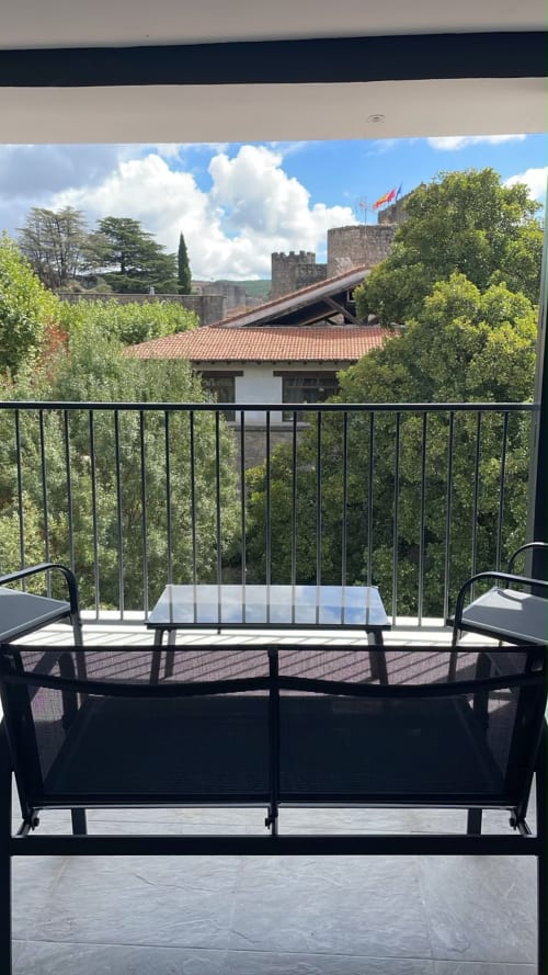Asientos en la terraza del Hotel Arenas Rio con vistas a las torres del castillo medieval de Arenas de San Pedro, España