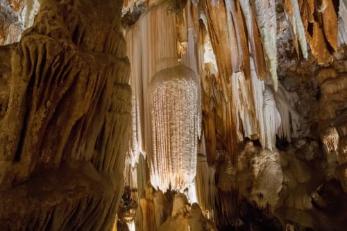 Impresionantes formaciones de estalactitas y estalagmitas en cueva de piedra caliza cerca de Hotel Arenas Rio en Arenas de San Pedro, España