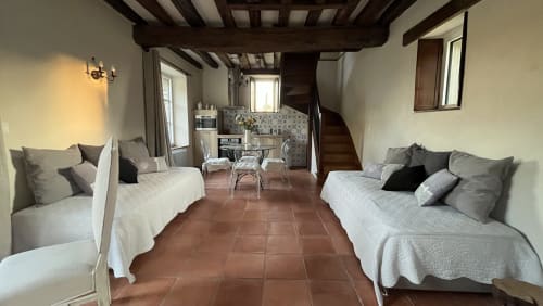 Chambre spacieuse du Colombier de Hanches avec lits jumeaux, carrelage terracotta et kitchenette à Hanches, France