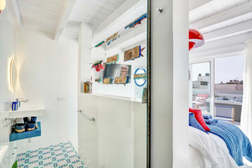 Baño luminoso en la Habitación Faro de El Patrón Casa de Huéspedes, El Cotillo, con decoración náutica y vistas costeras