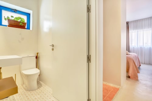 Baño de la Habitación Jarea en El Patrón Casa de Huéspedes, El Cotillo, con inodoro, lavamanos y acceso al dormitorio