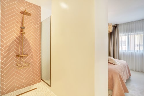 Baño moderno con azulejos de espiga en tonos terracota y ducha de efecto lluvia en El Patrón Casa de Huéspedes, El Cotillo
