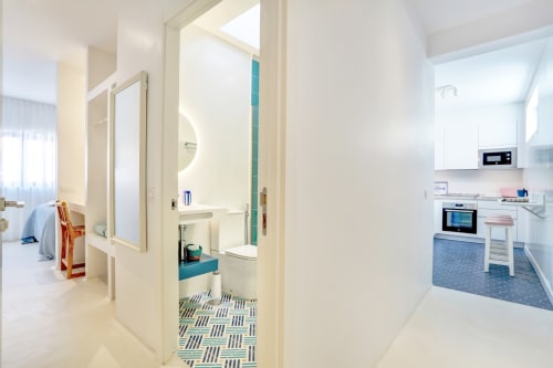 Habitación moderna y luminosa en El Patrón Casa de Huéspedes, El Cotillo, con cocina abierta y baño con azulejos geométricos