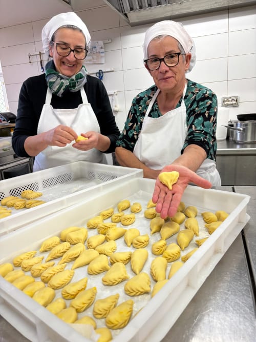 Due donne in cucina preparano pasta fresca al Resort Baia Cea di Bari Sardo