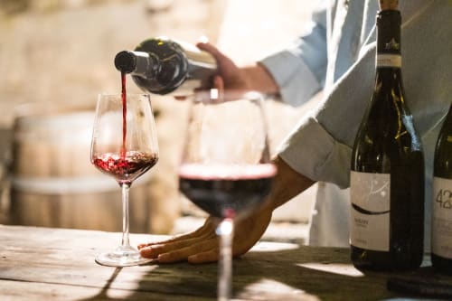 Vino rosso versato durante un'esperienza di degustazione al Resort Baia Cea di Bari Sardo, Sardegna