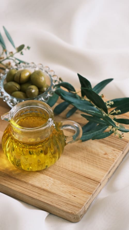 Olio d'oliva e olive fresche con rami al Resort Baia Cea a Bari Sardo, Sardegna