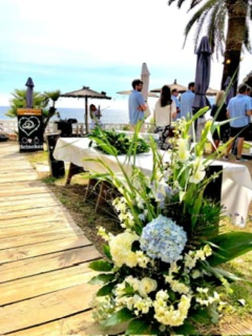 Ceremonia de boda frente al mar en Casa Marina Suites, Benissa con arreglos florales y vistas al mar