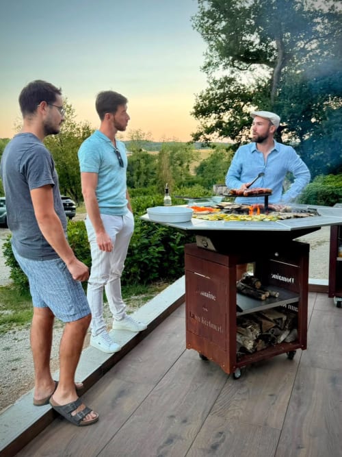 Trois hommes au grill en plein air, espace de réception du Domaine de Lann Kerhuerh à La Chapelle-Neuve, cadre rural