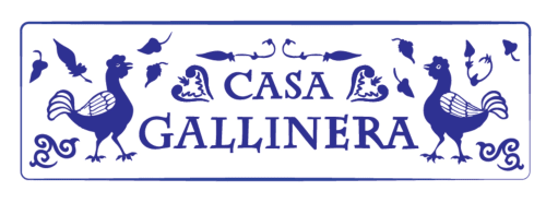 Logo del hotel rural boutique Casa Gallinera con gallo y elementos decorativos, Alicante