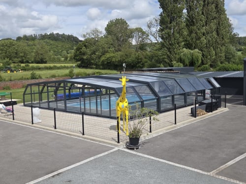 Piscine chauffée extérieure avec toit rétractable aux gîtes de la vallée de l'Artois à Fresnicourt-le-Dolmen, France