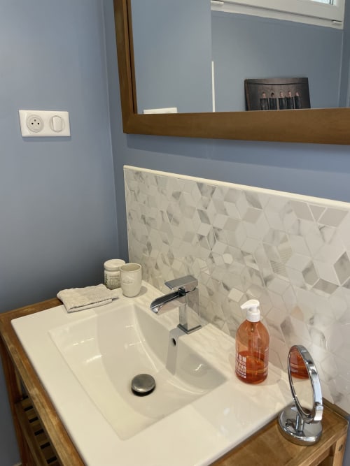 Modern bathroom sink with white marble tile backsplash in Chambre Azur at Au Bois Dormant B&B, Hesdin-la-Forêt