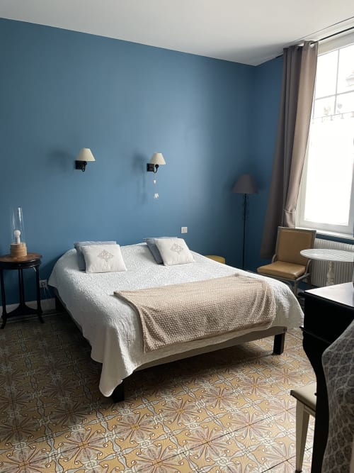 Blue bedroom at Au Bois Dormant B&B in Hesdin-la-Forêt with queen bed, wall lamps, and elegant décor