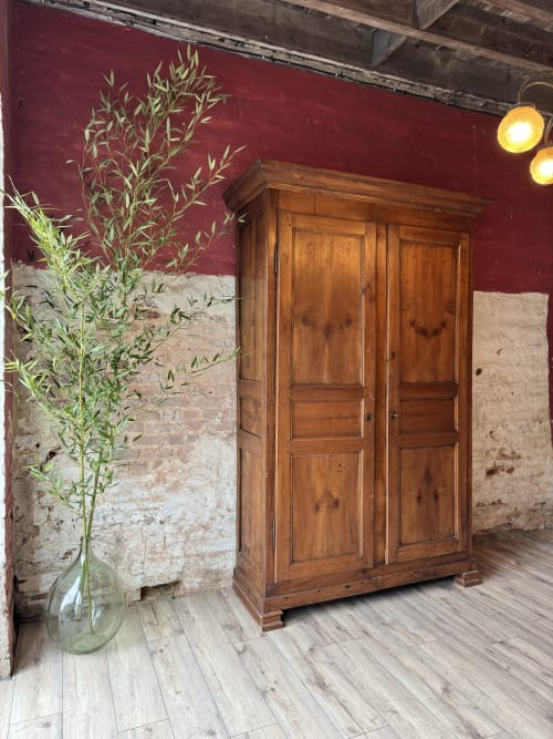 Retro room at Au Bois Dormant B&B in Hesdin-la-Forêt with wooden wardrobe, burgundy walls, and olive branch décor