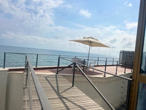 Terrazza fronte mare della villa CASA BELLA PANTHEON a Santa Marinella con vista sul mare, ombrellone e sdraio