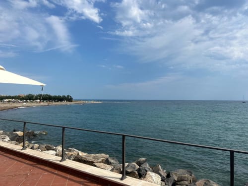 Terrazza sul mare della villa Casa Bella Pantheon a Santa Marinella con acque turchesi e vista sulla spiaggia