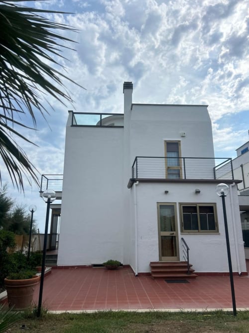 Villa bianca moderna a CASA BELLA PANTHEON, Santa Marinella con terrazza, vista mare e architettura contemporanea