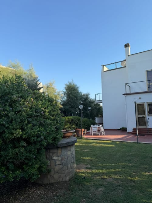 Patio esterno e giardino di Villa Mareluce presso Casa Bella Pantheon a Santa Marinella, Italia