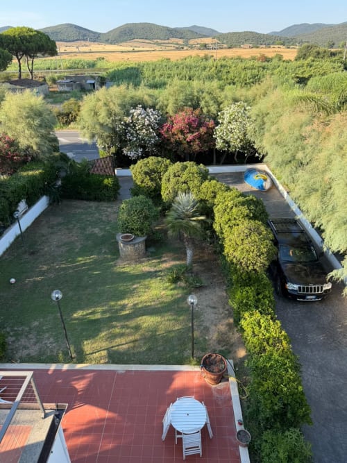 Villa Mareluce presso Casa Bella Pantheon a Santa Marinella con giardini rigogliosi, piscina, parcheggio e vista sulla campagna