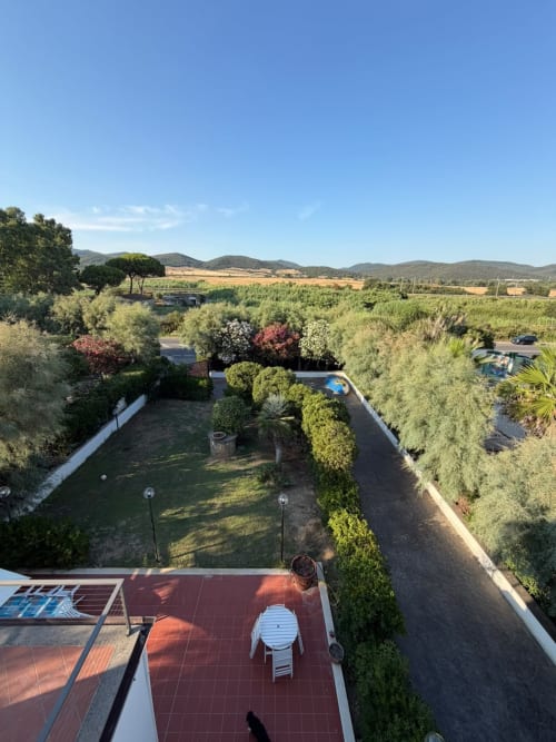 Terrazza di Villa Mareluce con vista piscina e panorama sulla campagna di Santa Marinella