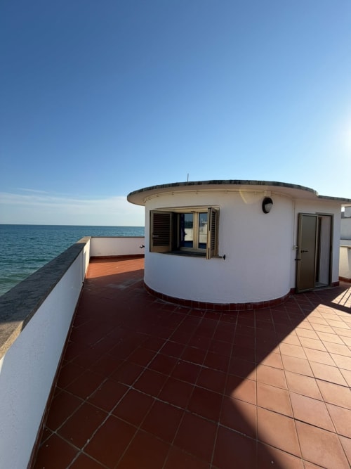 Terrazza Villa Mareluce con vista sul mare a Casa Bella Pantheon, Santa Marinella, Italia. Villa moderna bianca fronte mare con piastrelle