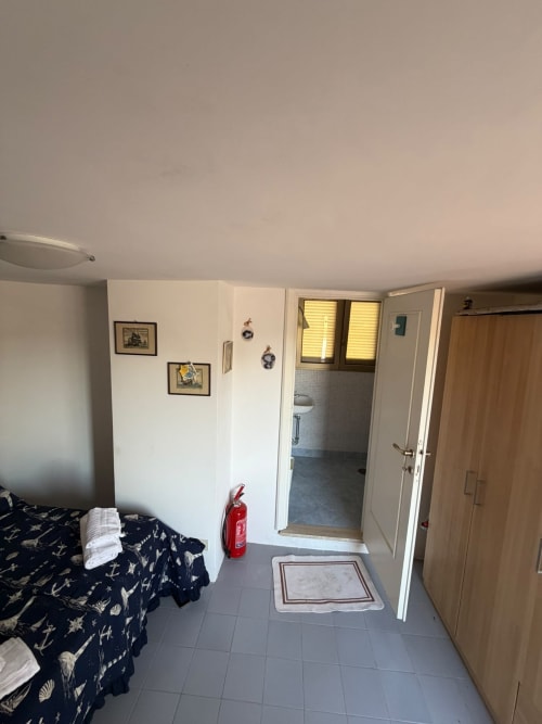 Camera della villa Casa Bella Pantheon a Santa Marinella con vista sul mare, letto, bagno e servizi