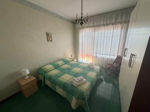 Camera da letto con vista sul mare e comodino trapuntato verde presso la villa Casa Bella Pantheon a Santa Marinella, Italia