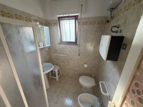 Bagno con cabina doccia, toilette e bidet alla villa Casa Bella Pantheon a Santa Marinella, Italia