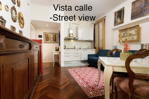 Elegante appartamento veneziano con pavimenti in spina di pesce, cucina bianca, arredi antichi e vista sulla città al Luxury Loft Venice